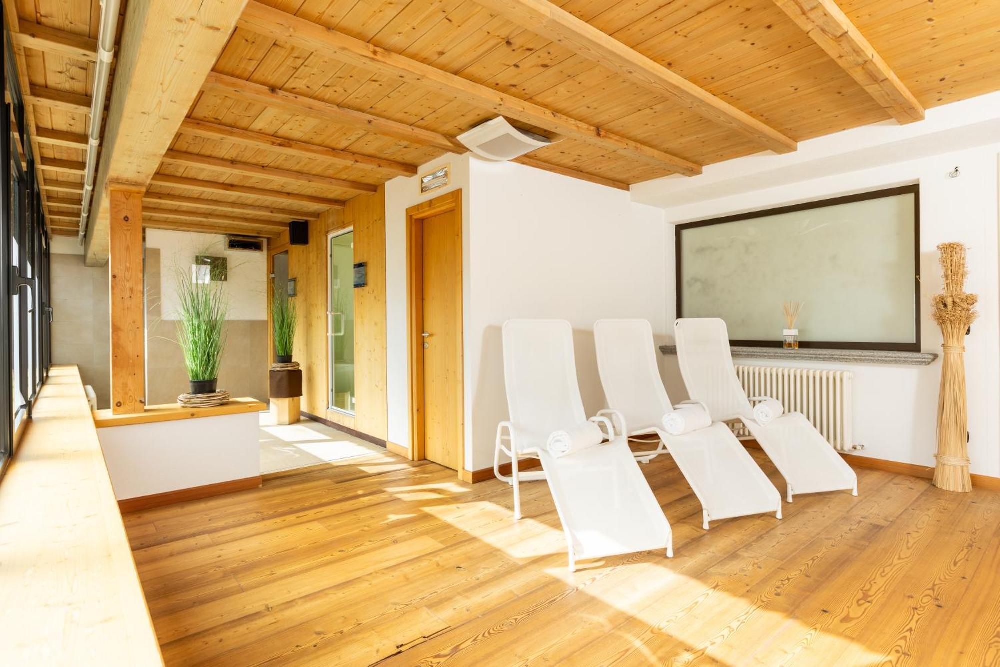 Hotel Cardo Isolaccia Exteriör bild