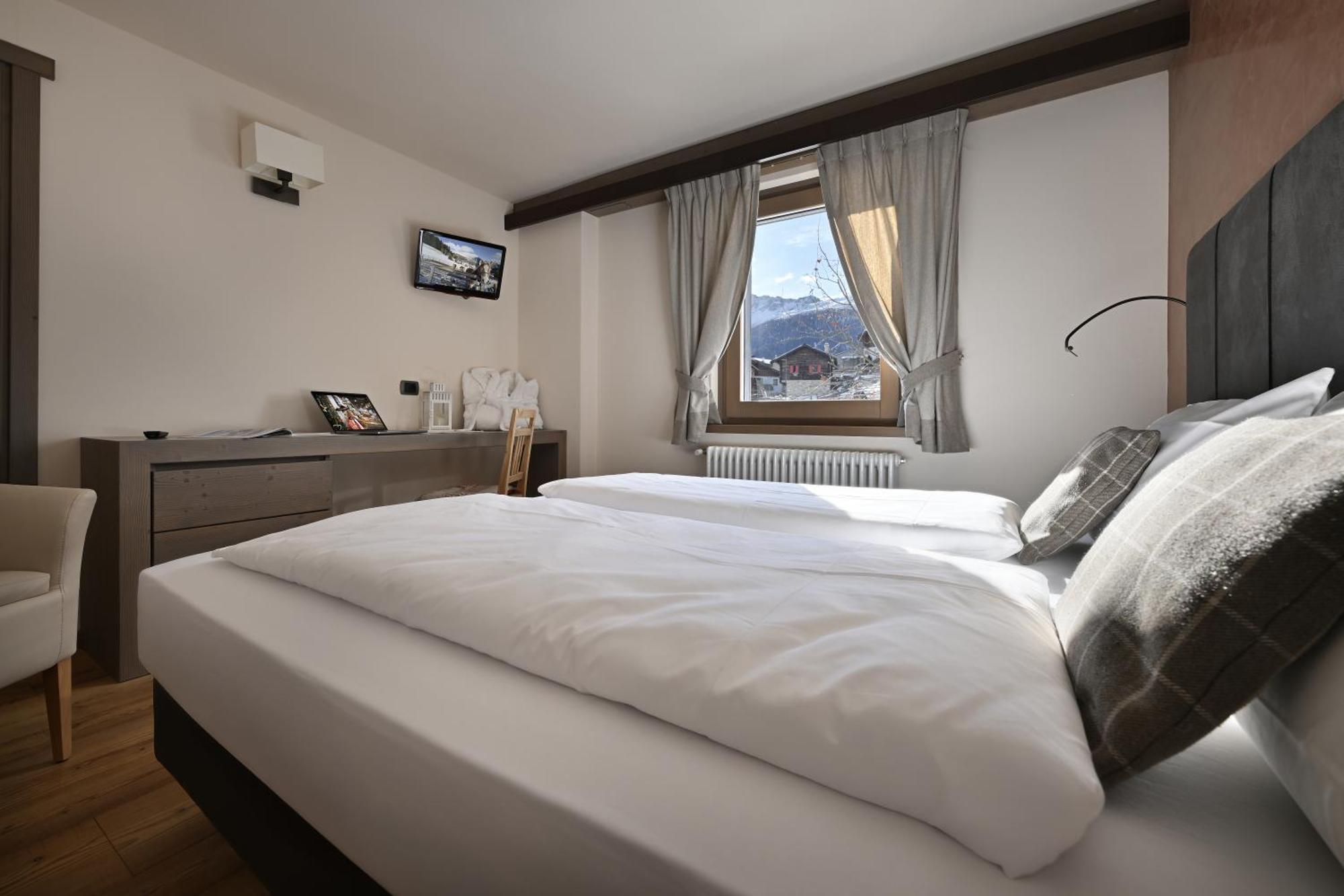 Hotel Cardo Isolaccia Exteriör bild
